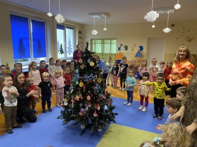 Strojenie choinki – piękna tradycja Przedszkola Publicznego Nr 4